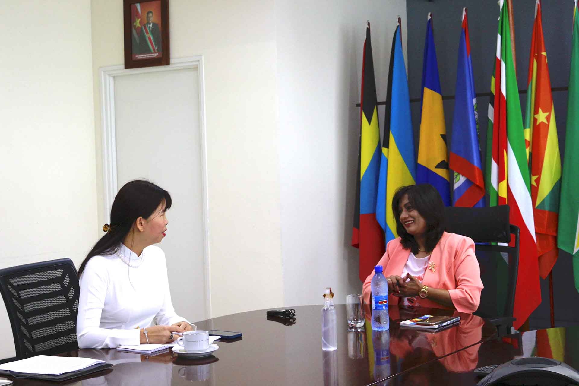 Đại sứ Phạm Thị Kim Hoa làm việc với Bộ trưởng Các vấn đề kinh tế, khởi nghiệp và đổi mới công nghệ Rishma Kuldiksingh.