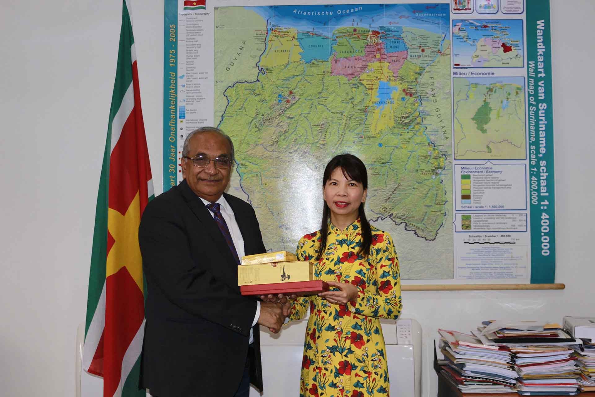 Đại sứ Phạm Thị Kim Hoa làm việc với Bộ trưởng Bộ Nông nghiệp Permanand Sewdien.