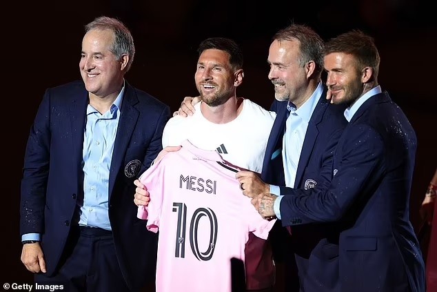 Hàng vạn cổ động viên chào đón Lionel Messi ra mắt Inter Milan, David Beckham nói lời xúc động
