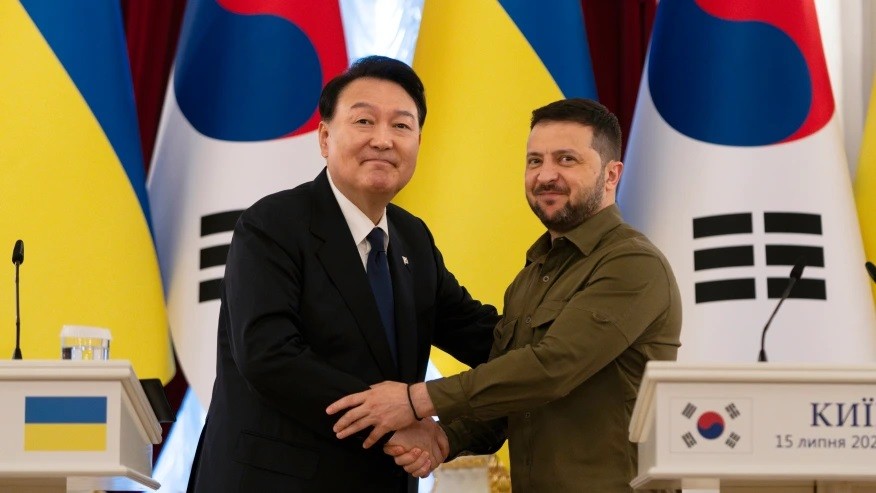 (07.17) Tổng thống Hàn Quốc Yoon Suk Yeol và người đồng cấp Ukraine Volodymyr Zelensky tại Kiev ngày 15/7. (Nguồn: AP)