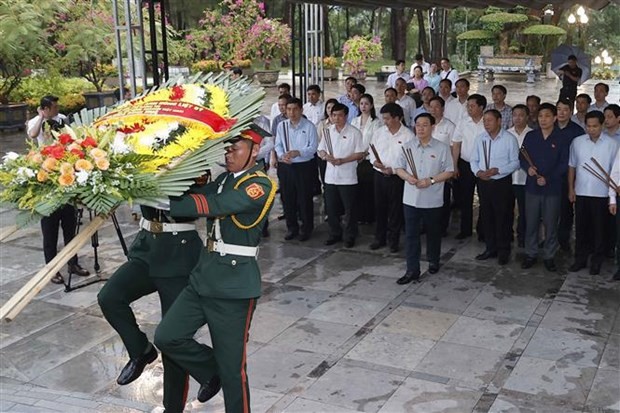 NA Chairman Vuong Dinh Hue tribute to martyrs in Quang Tri