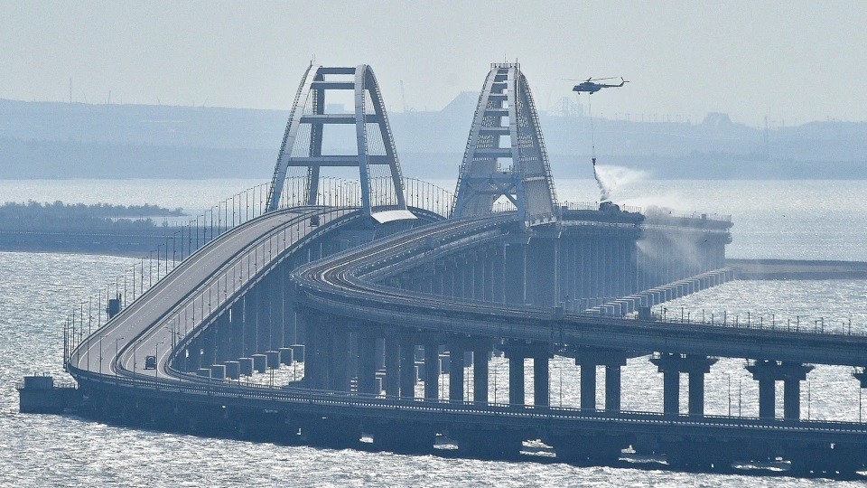 Cầu Crimea đã từng bị tấn công vào năm ngoái. Ảnh: Máy bay trực thăng giúp dập lửa trên cầu Crimea vào ngày 8/10/2022. (Nguồn: AP)