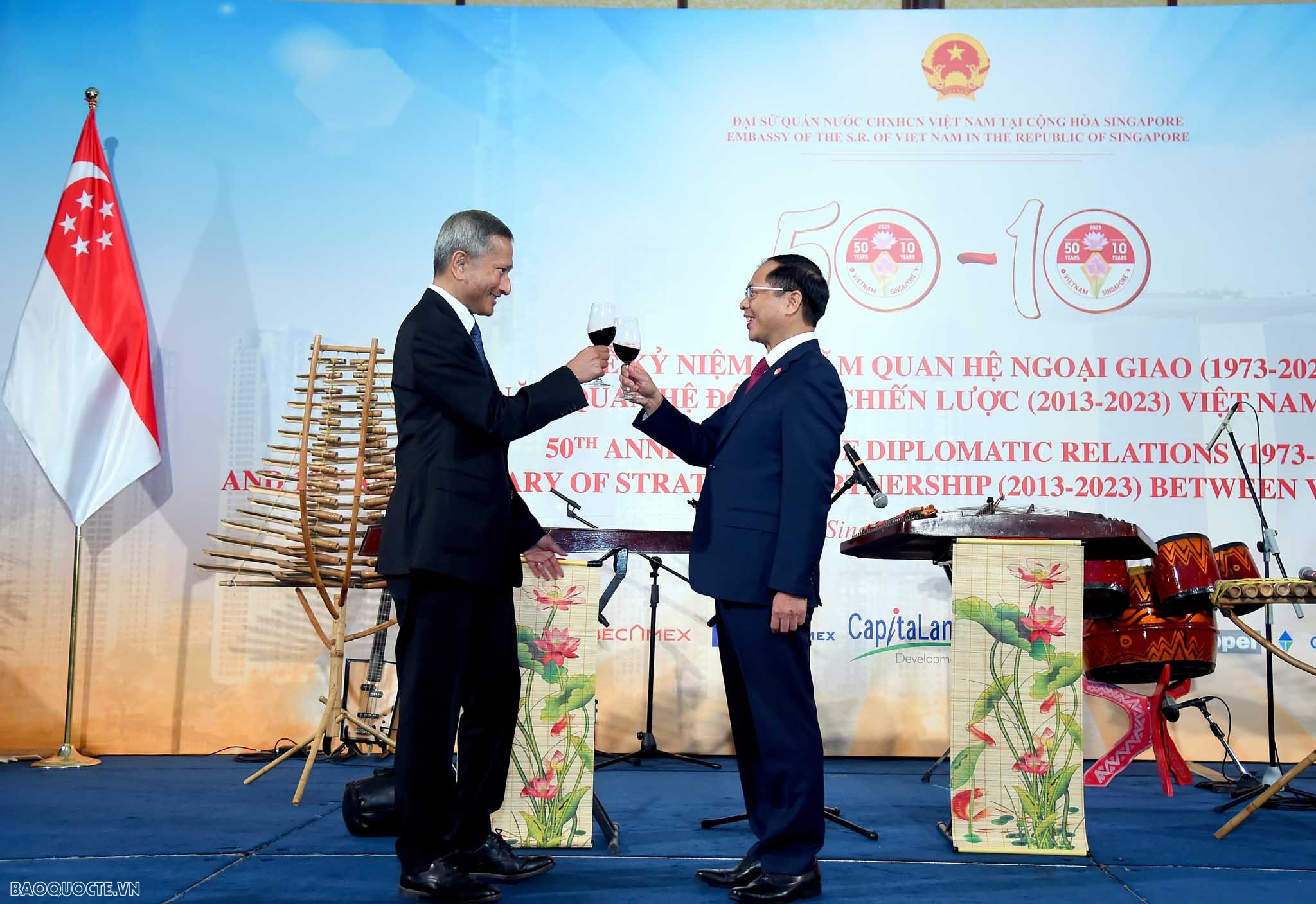 Bộ trưởng Ngoại giao Bùi Thanh Sơn và Bộ trưởng Ngoại giao Singapore Vivian Balakrishnan chúc mừng Lễ kỷ niệm. (Ảnh: Quang Hòa)
