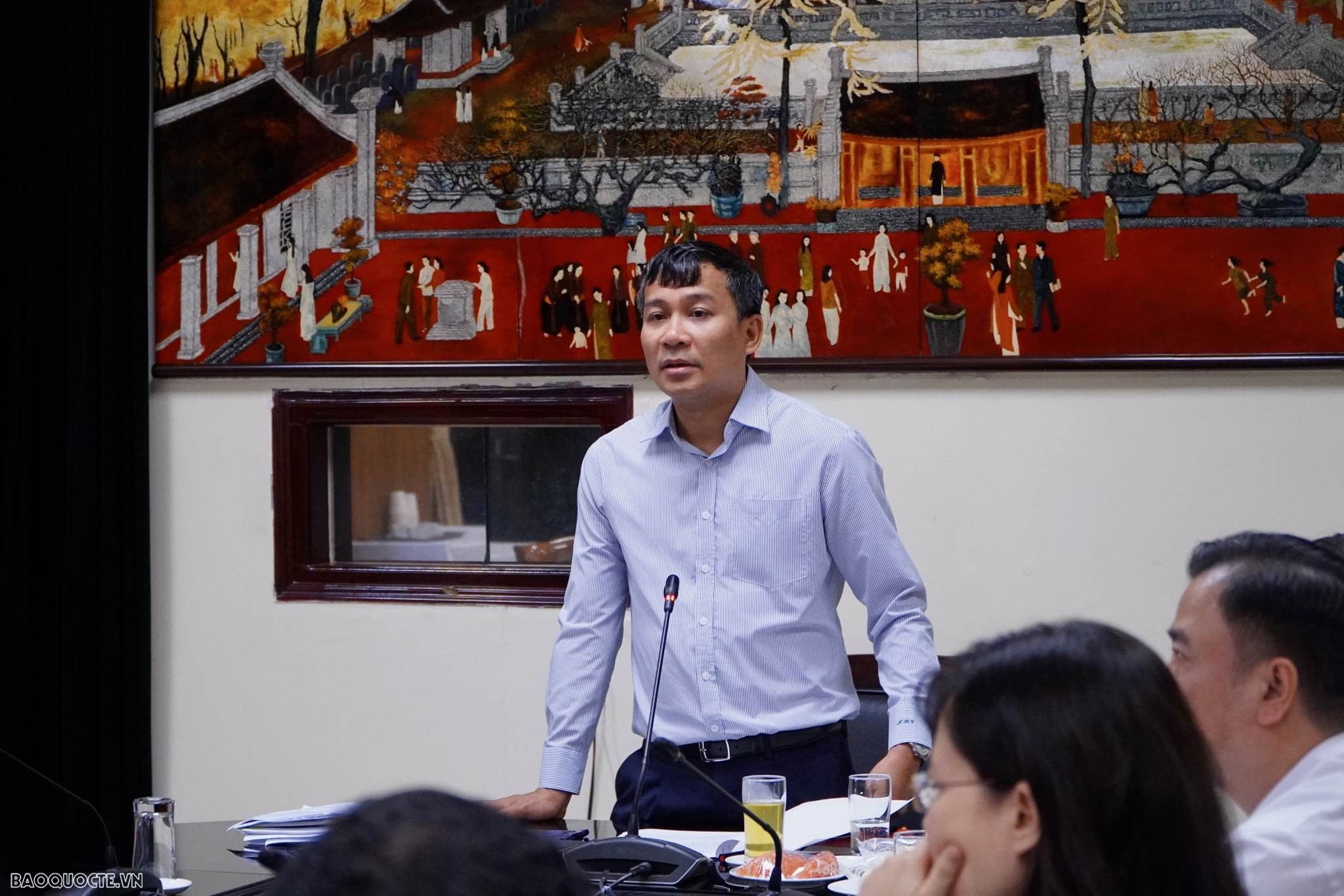 Đồng chí Nguyễn Minh Vũ, Phó Bí thư Đảng uỷ Bộ, Thứ trưởng thường trực Bộ Ngoại giao phát biểu chỉ đạo các phương hướng,triển khai nhiệm vụ trọng tâmcông tác 6 tháng cuối năm 2023. (Tuấn Việt)