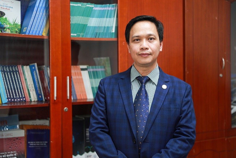 TS. Nguyễn Quốc Việt Phó Viện trưởng Viện Nghiên cứu kinh tế và chính sách (VEPR) thuộc Trường Kinh tế, Đại học Quốc gia Hà Nội. TS. Nguyễn Quốc Việt Phó Viện trưởng Viện Nghiên cứu kinh tế và chính sách (VEPR) thuộc Trường Kinh tế, Đại học Quốc gia Hà Nội.
