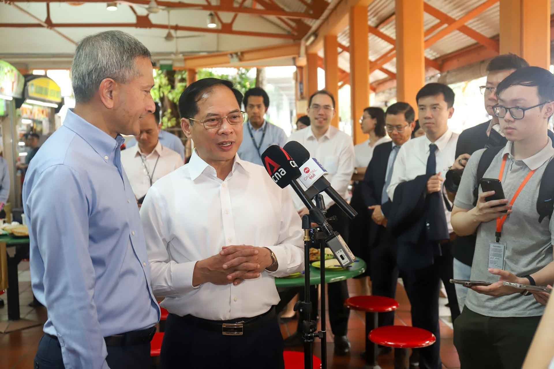 Bộ trưởng Ngoại giao Bùi Thanh Sơn và Bộ trưởng Ngoại giao Singapore Vivian Balakrishnan trả lời phỏng vấn báo chí. Bộ trưởng Ngoại giao Bùi Thanh Sơn và Bộ trưởng Ngoại giao Singapore Vivian Balakrishnan trả lời phỏng vấn báo chí.