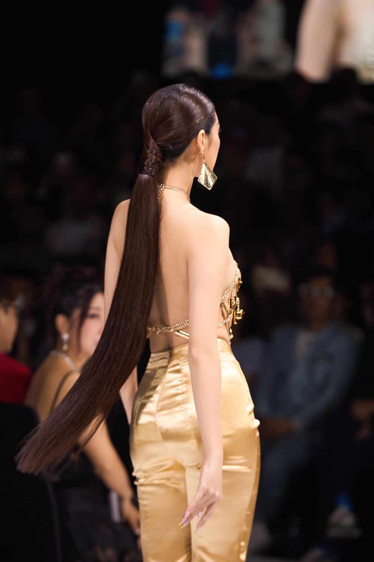 Hoa hậu Khánh Vân tỏa sáng trên sàn diễn thời trang