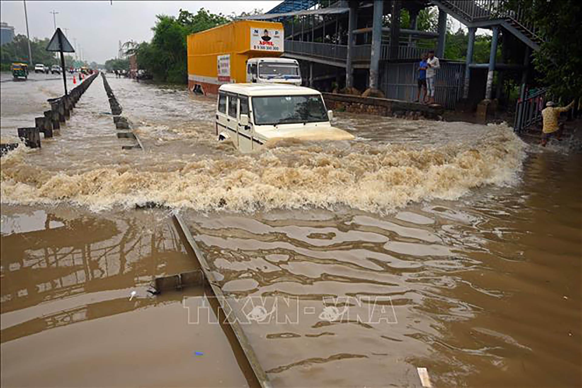 Đường cao tốc bị ngập sau những trận mưa lớn tại Gurgaon, ngoại ô New Delhi, Ấn Độ, ngày 9/7/2023. (Nguồn: TTXVN)