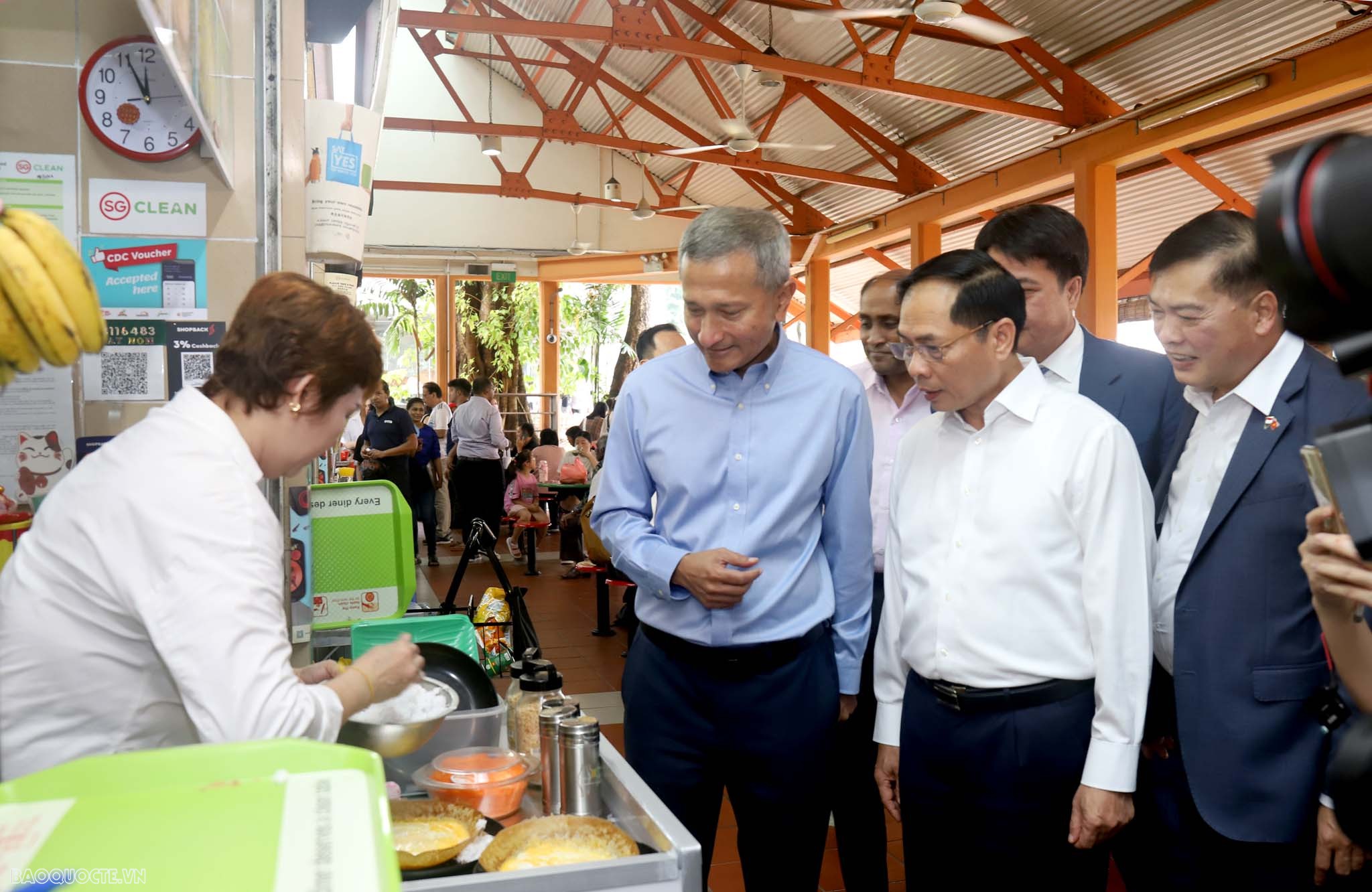 Bộ trưởng Ngoại giao Bùi Thanh Sơn tham quan trung tâm văn hóa ẩm thực đường phố Singapore và dâng hoa tại Tượng đài Chủ tịch Hồ Chí Minh