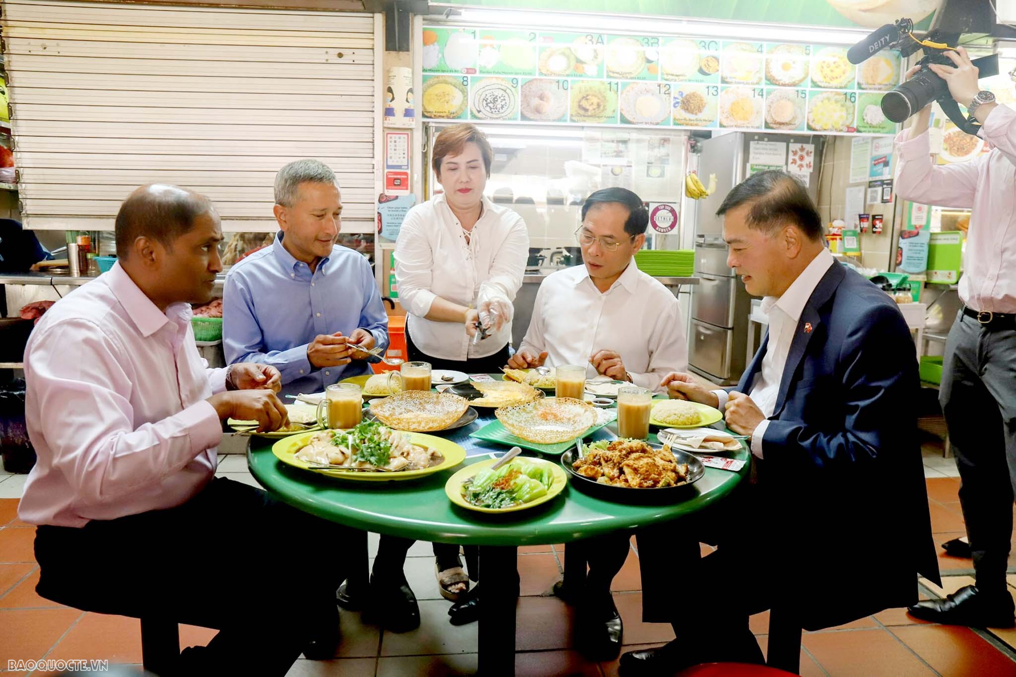 Bộ trưởng Ngoại giao Bùi Thanh Sơn tham quan trung tâm văn hóa ẩm thực đường phố Singapore và dâng hoa tại Tượng đài Chủ tịch Hồ Chí Minh