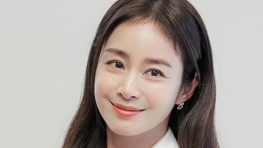 Kim Tae Hee thanh lịch và 'ăn gian tuổi' cùng trang phục đơn sắc trắng, nổi bật dung mạo đẹp tự nhiên