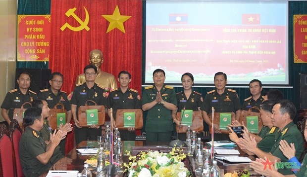 Vietnamese, Lao defence delegations promote exchanges on youth affairs