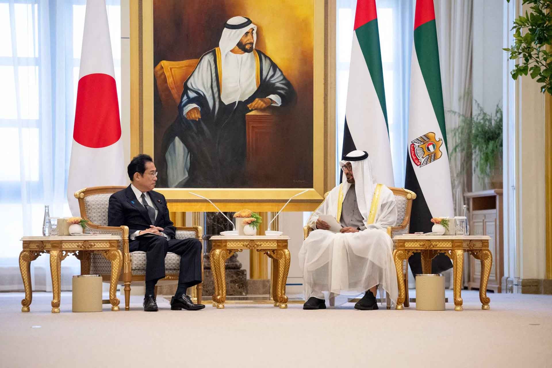 Tổng thống UAE Sheikh Mohammed bin Zayed Al Nahyan gặp Thủ tướng Nhật Bản Kishida Fumio tại Abu Dhabi, ngày 17/6. (Nguồn: AFP)