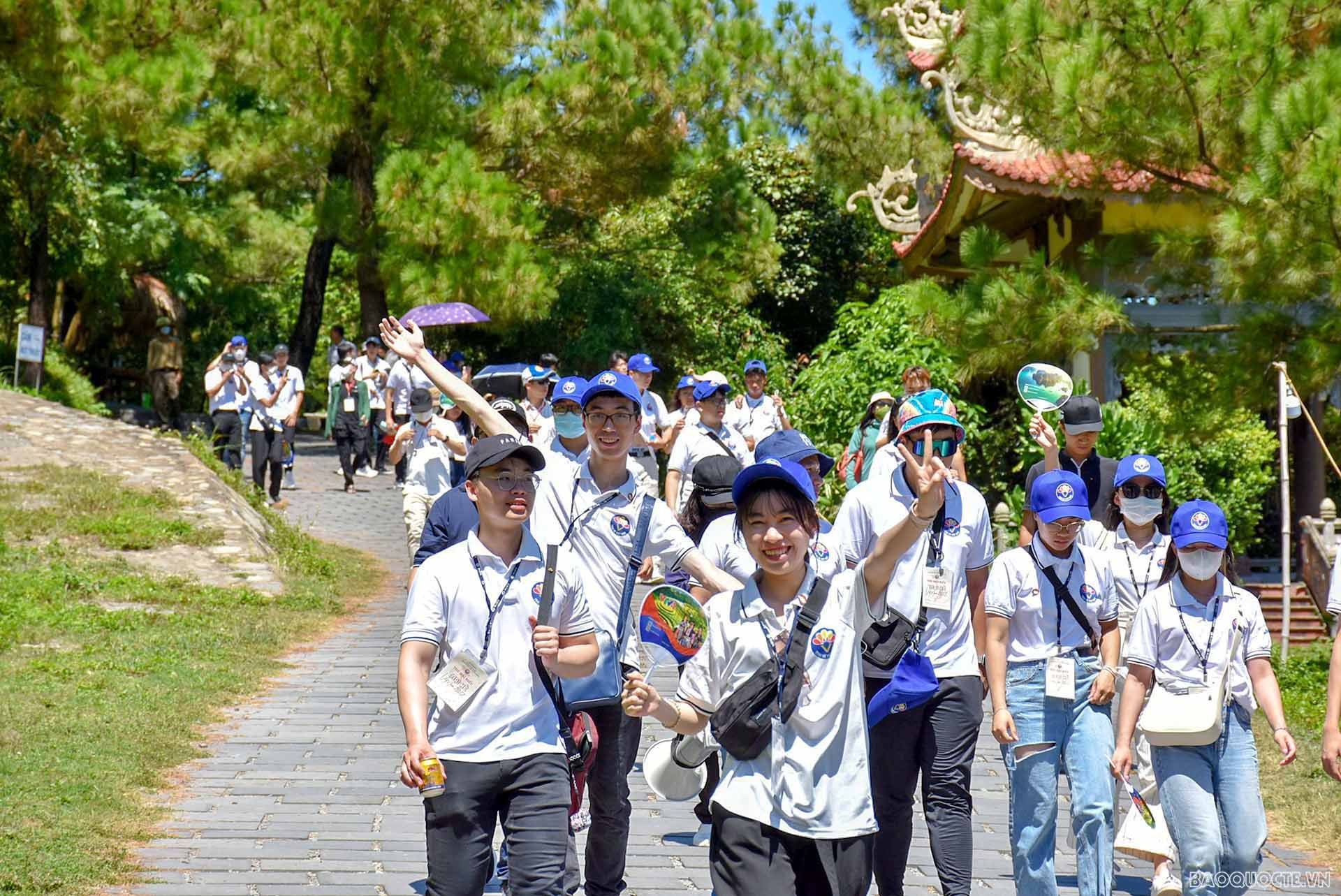 Các thanh niên, sinh viên kiều bào trong hành trình của Trại Hè Việt Nam 2022. (Ảnh: Minh Quân)