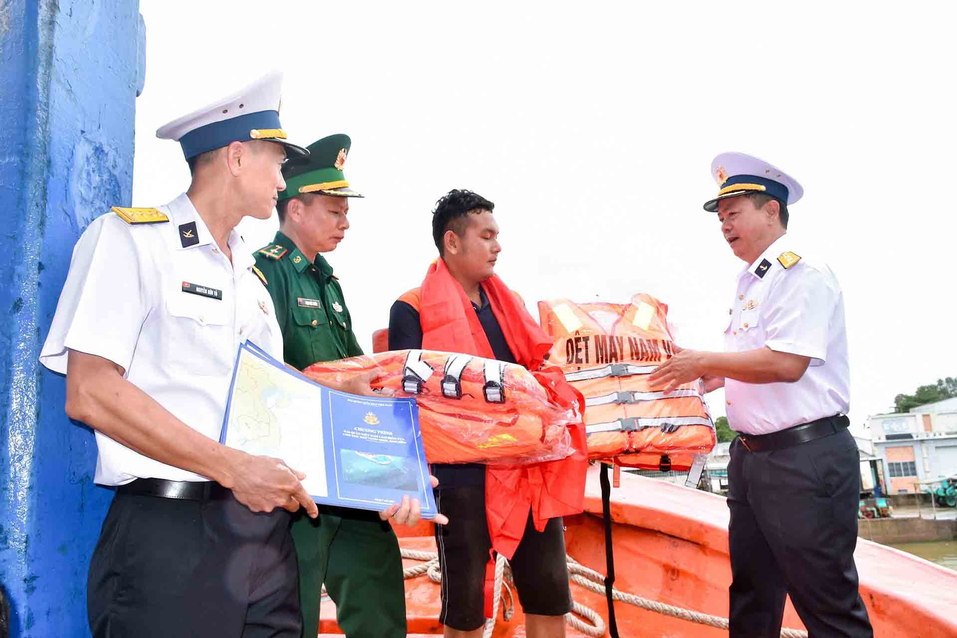 Tặng áo phao cho ngư dân huyện Trần Đề.