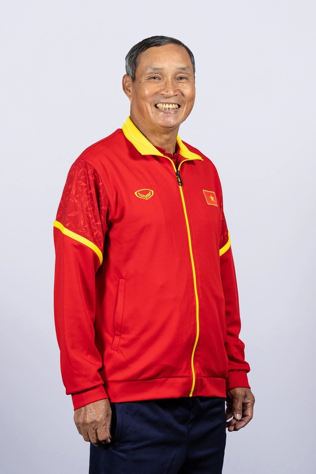 Chiến lược gia 72 tuổi là người góp công rất lớn giúp đội tuyển nữ Việt Nam lần đầu góp mặt ở sân chơi World Cup. Trong ảnh, HLV Mai Đức Chung cười rất tươi.
