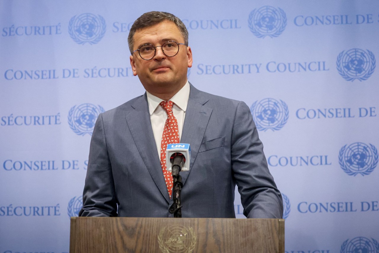 Ngoại trưởng Ukraine Dmytro Kuleba nói chuyện với báo chí trước khi đến dự cuộc họp của Hội đồng Bảo an Liên hợp quốc về tình hình ở Ukraine, tại New York, Mỹ ngày 17/7. (Nguồn: Reuters)