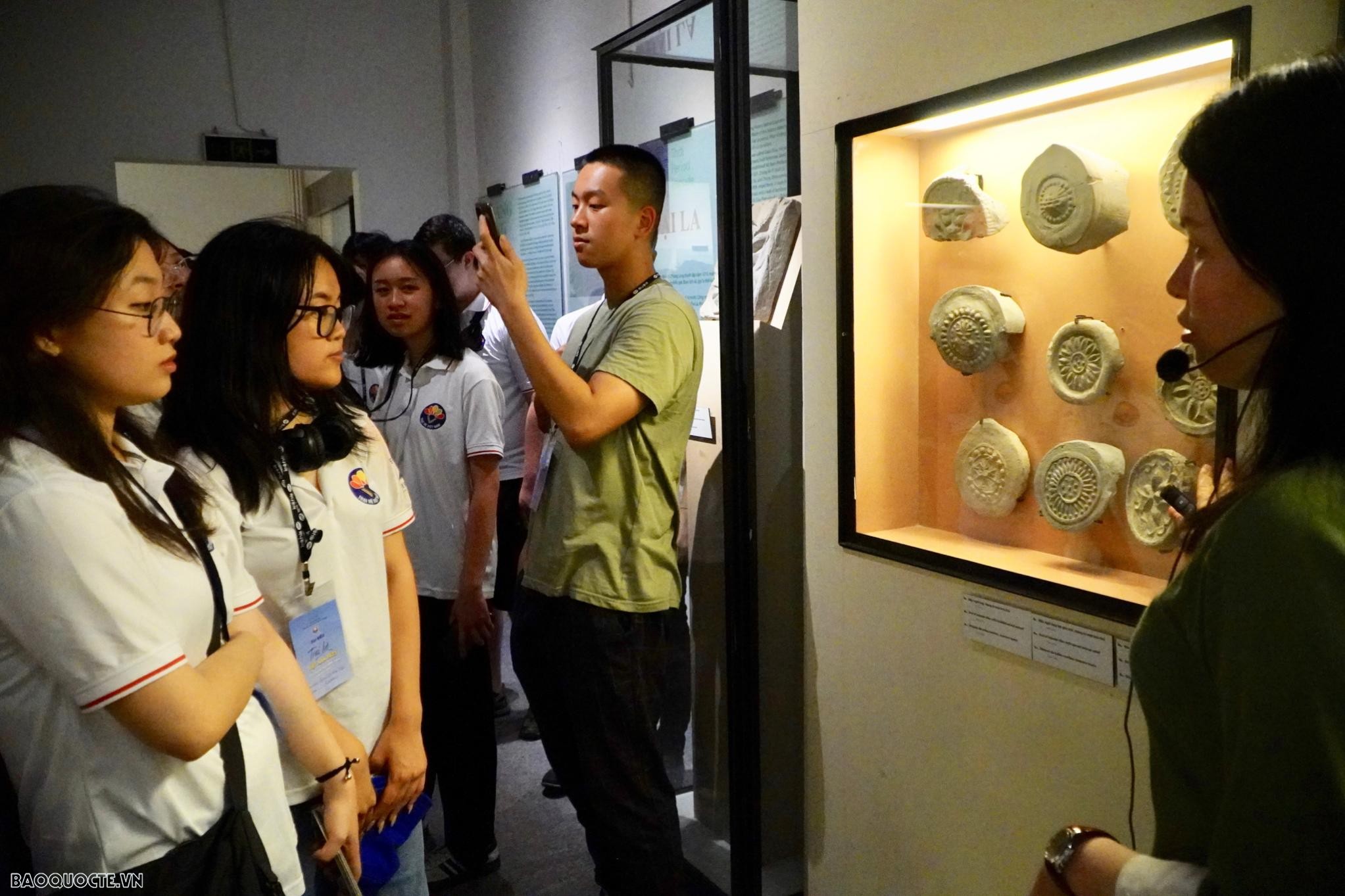 Đoàn thăm quan tại Nhà trưng bày 1000 năm hiện vật dưới lòng đất- Báu vật Hoàng Cung. (Ảnh: Tuấn Việt)
