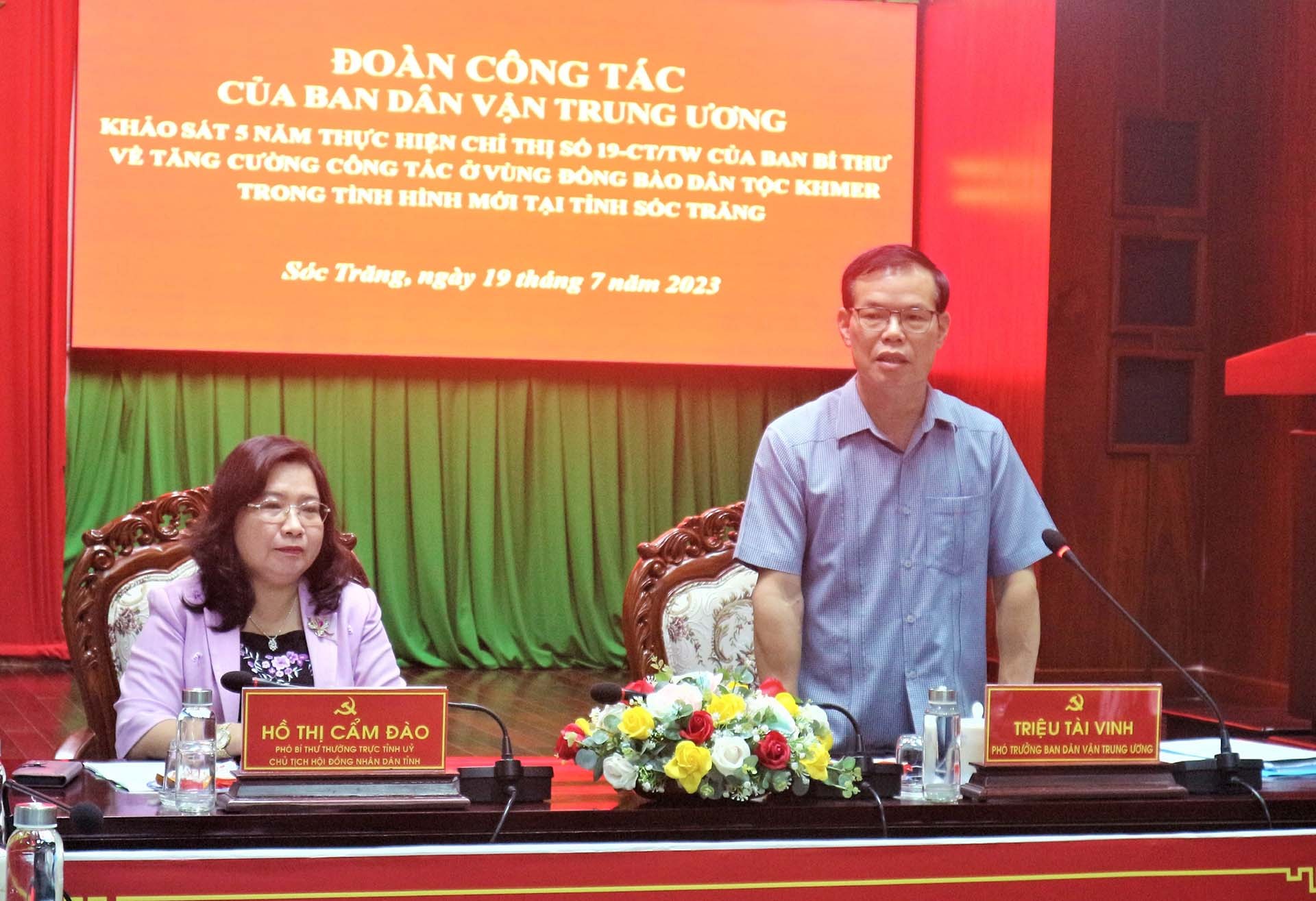 Phó Trưởng ban Dân vận Trung ương Triệu Tài Vinh phát biểu tại buổi làm việc.