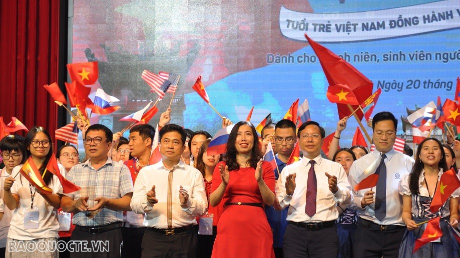 (07.20) Thứ trưởng Lê Thị Thu Hằng cùng các khách mời chụp ảnh với đại biểu Trại hè Việt Nam 2023. (Ảnh: Minh Quân)