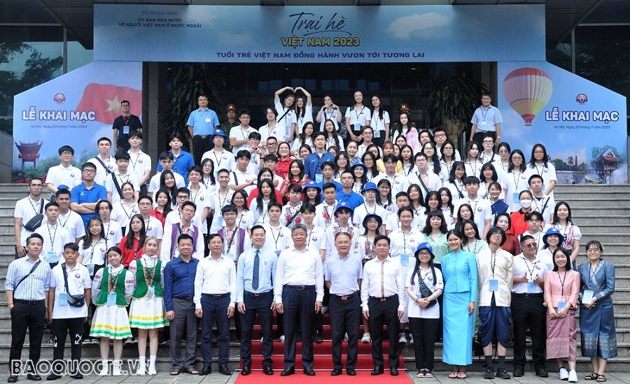 (07.20) Các Đại biểu Trại hè Việt Nam 2023 chụp ảnh tại Nhà làm việc Bộ Ngoại giao. (Ảnh: Minh Quân)
