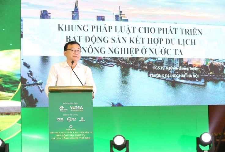 PGS.TS  Nguyễn Quang Tuyến thuyết trình trong một sự kiện lớn của Trung tâm Phát triển Bất động sản (RED) - Hiệp hội Bất động sản Việt Nam tổ chức tháng 5/2023.
