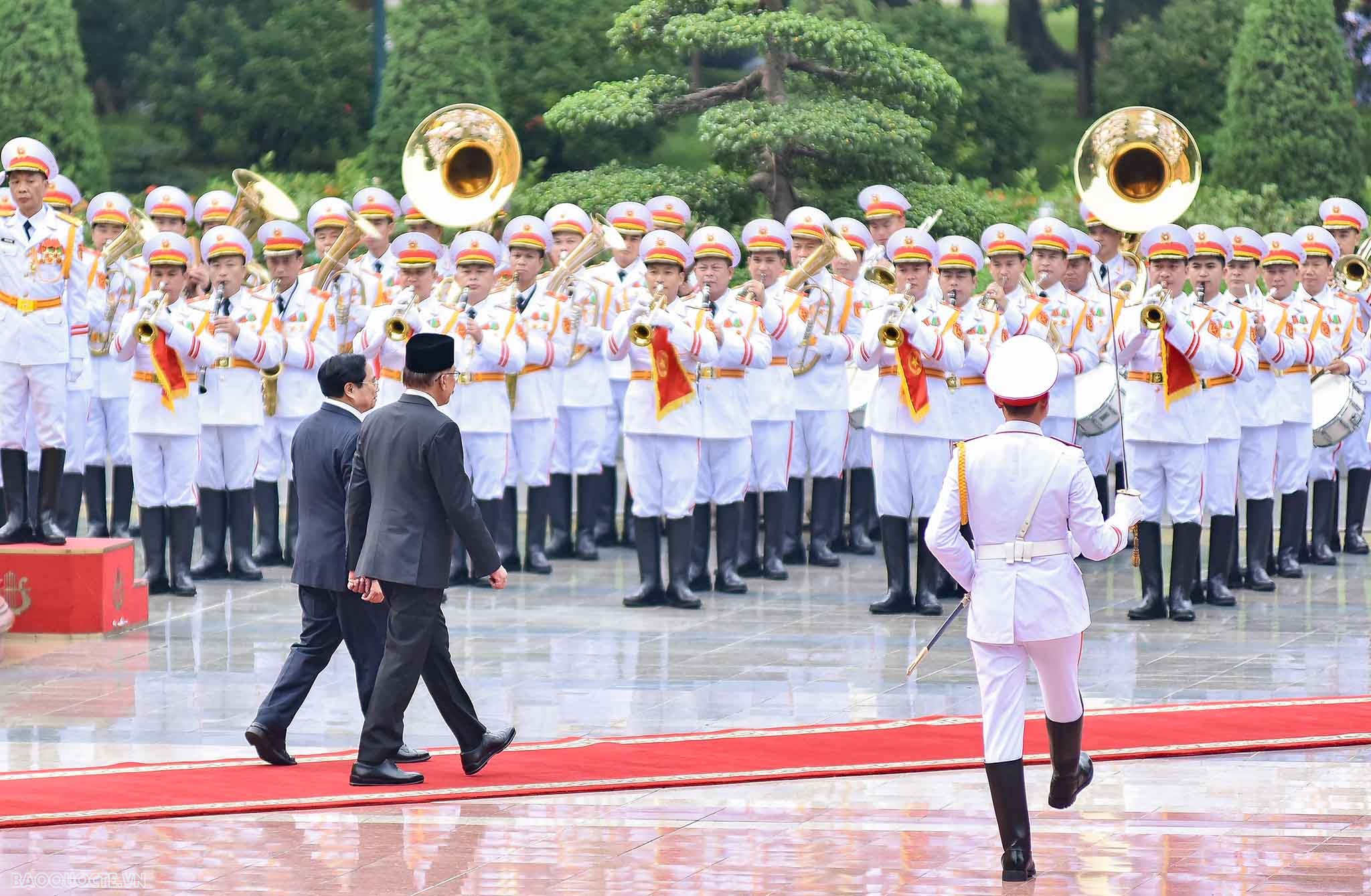 Thủ tướng Phạm Minh Chính và Phu nhân chủ trì lễ đón chính thức Thủ tướng Malaysia và Phu nhân