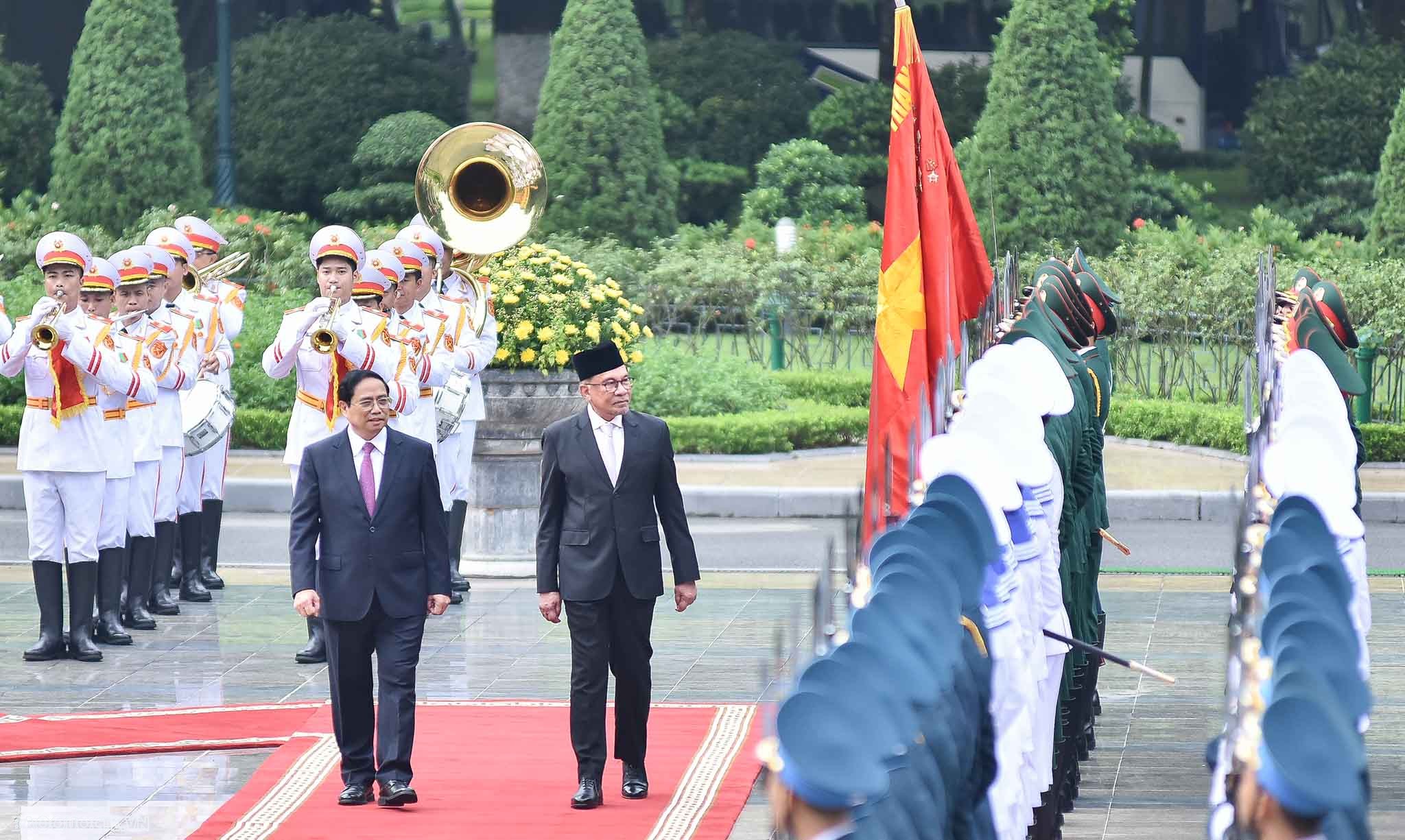 Việt Nam và Malaysia có quan hệ hữu nghị và giao thương lâu đời. Hiện Malaysia là đối tác thương mại lớn thứ hai của Việt Nam trong khối ASEAN và là thị trường xuất khẩu lớn thứ ba của Việt Nam trong ASEAN.