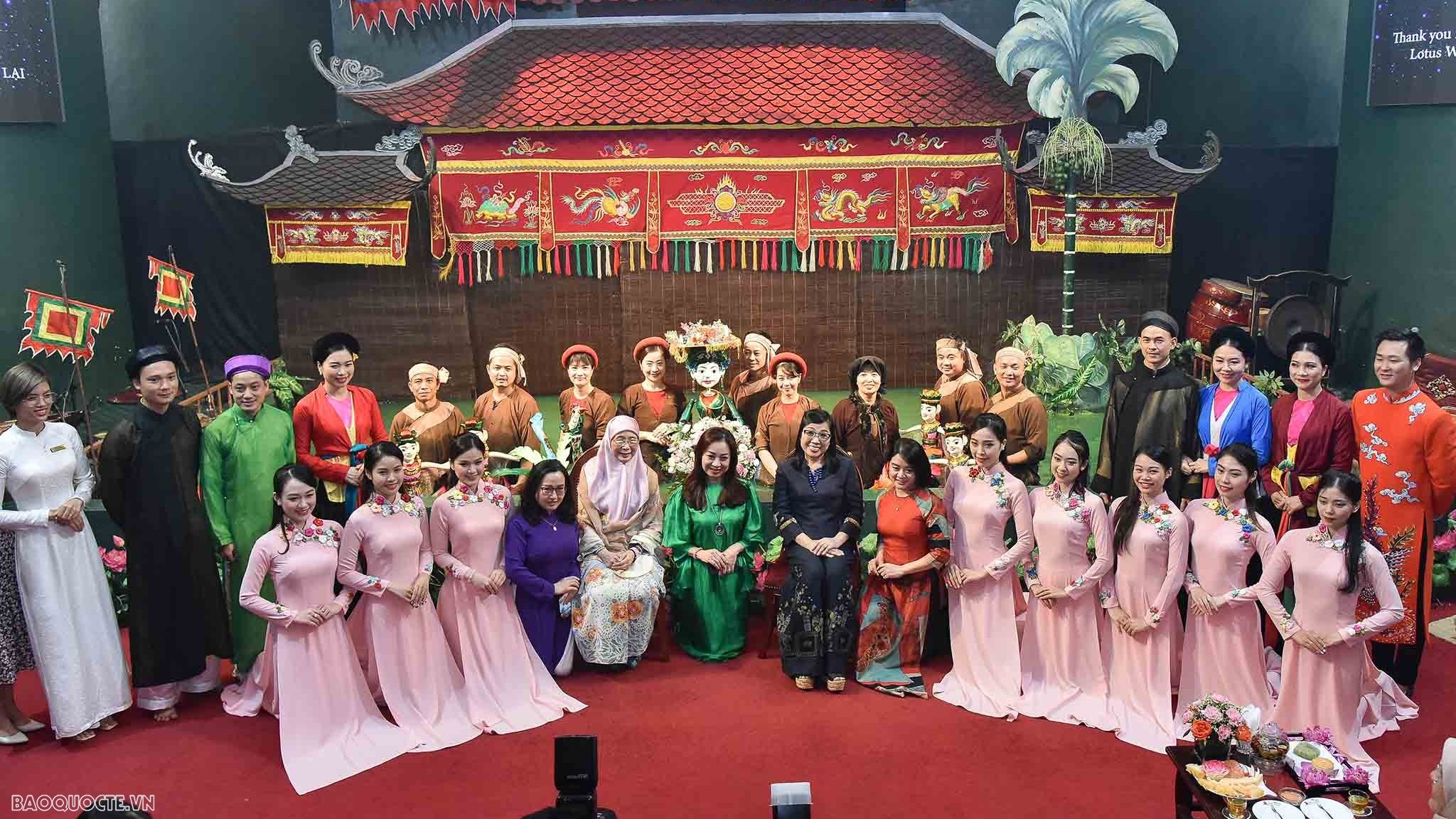 Spouses of Vietnamese, Malaysian PMs enjoy water puppetry in Hanoi