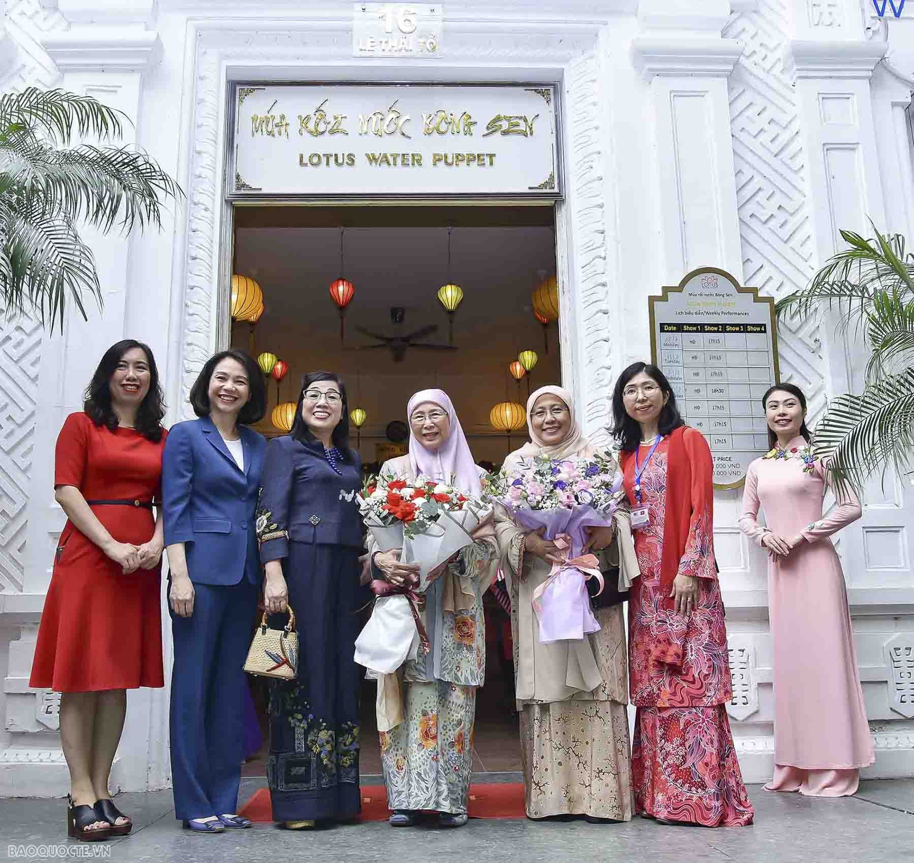 Spouses of Vietnamese, Malaysian PMs enjoy water puppetry in Hanoi