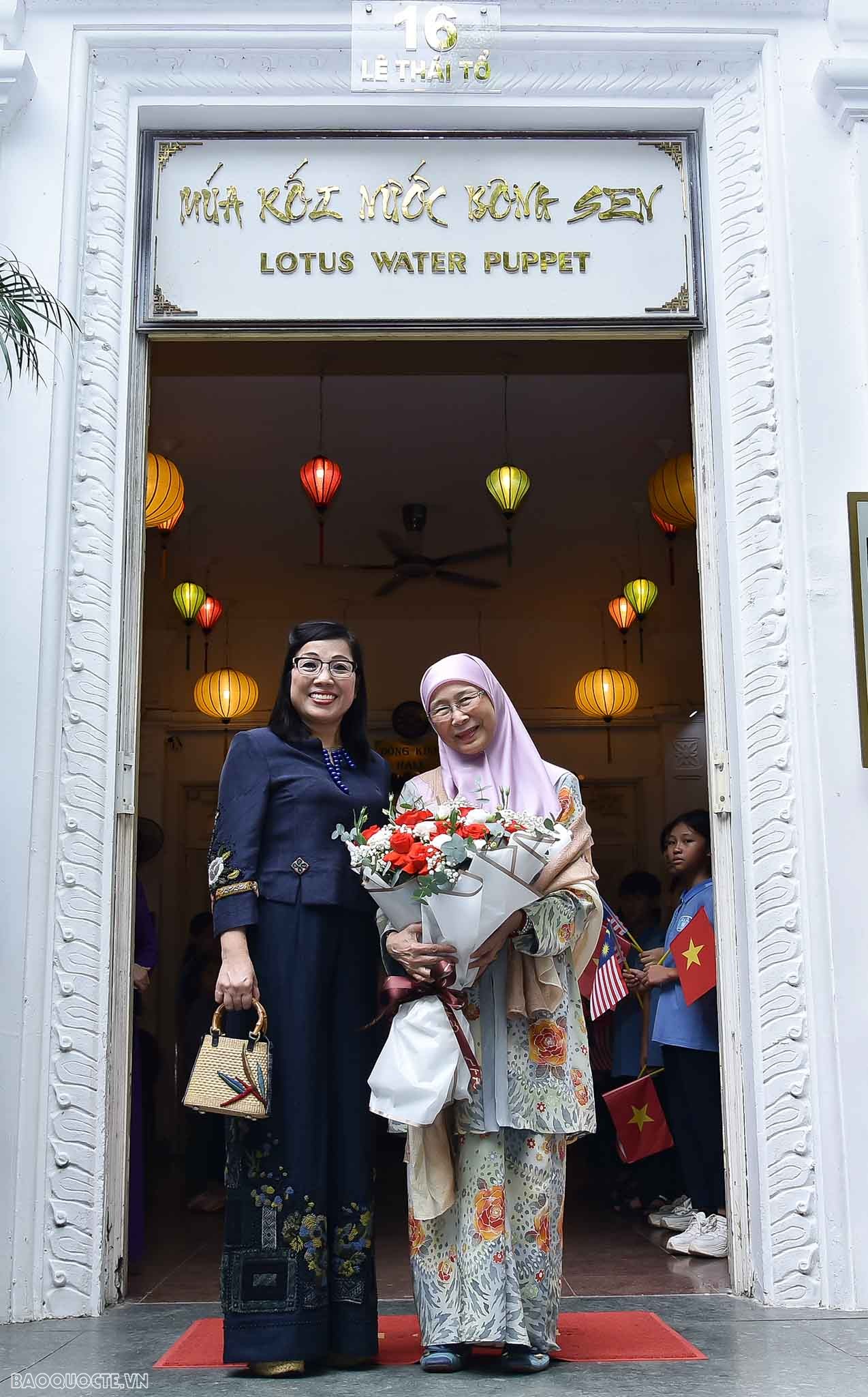 Hai Phu nhân Thủ tướng Việt Nam và Thủ tướng Malaysia cùng thưởng thức nghệ thuật múa rối nước
