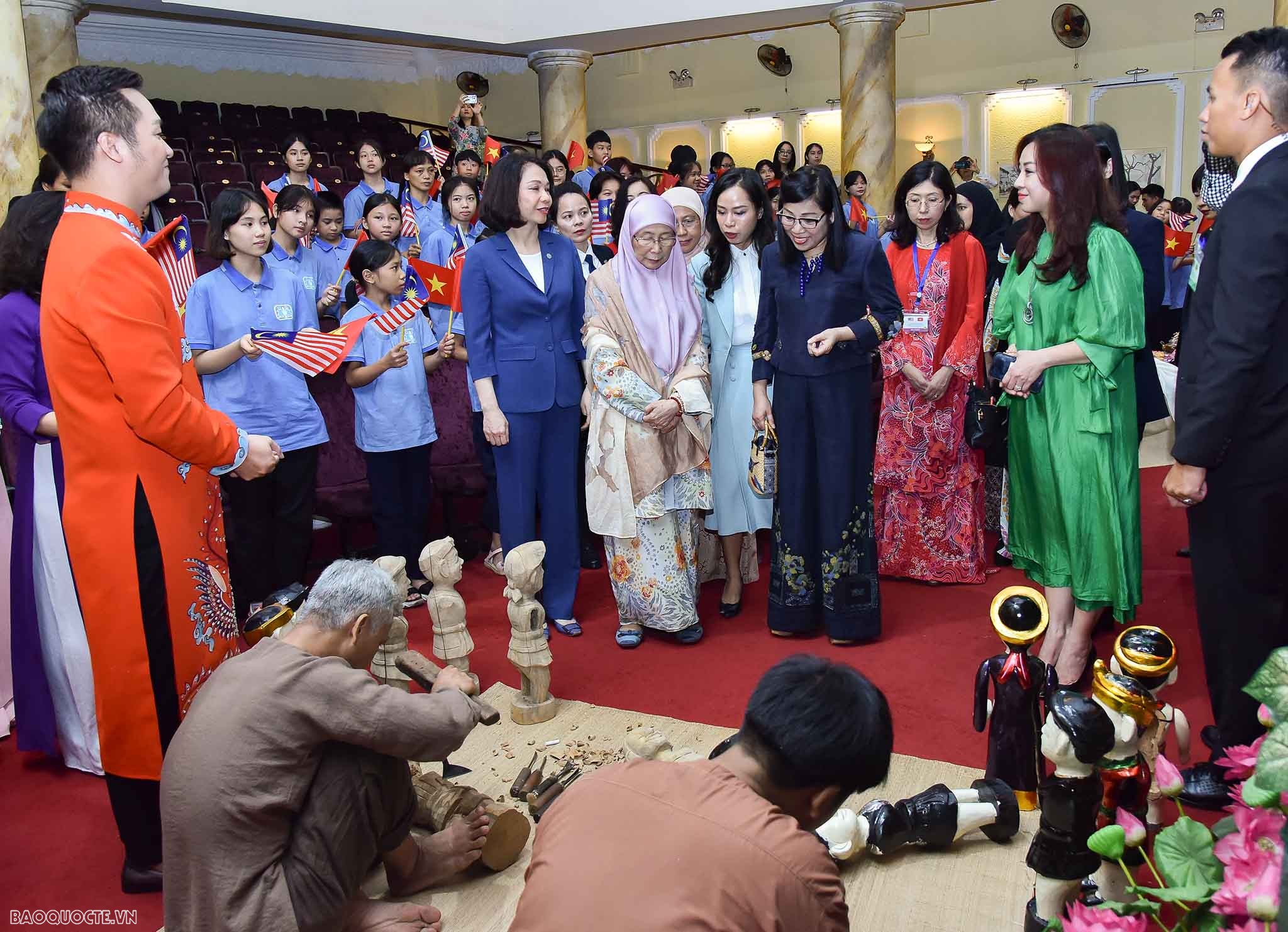 Spouses of Vietnamese, Malaysian PMs enjoy water puppetry in Hanoi