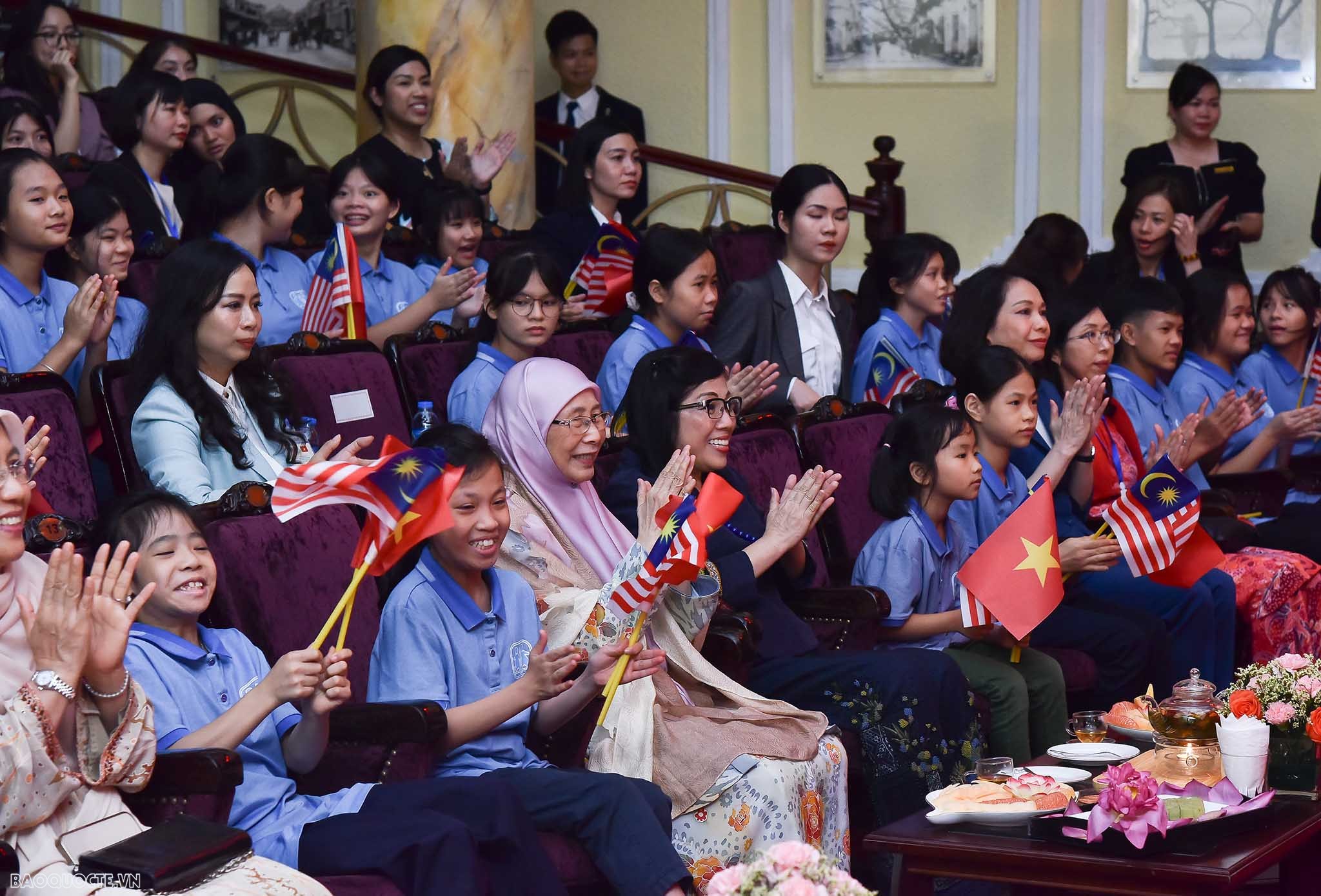 Hai Phu nhân Thủ tướng Việt Nam và Thủ tướng Malaysia cùng thưởng thức nghệ thuật múa rối nước