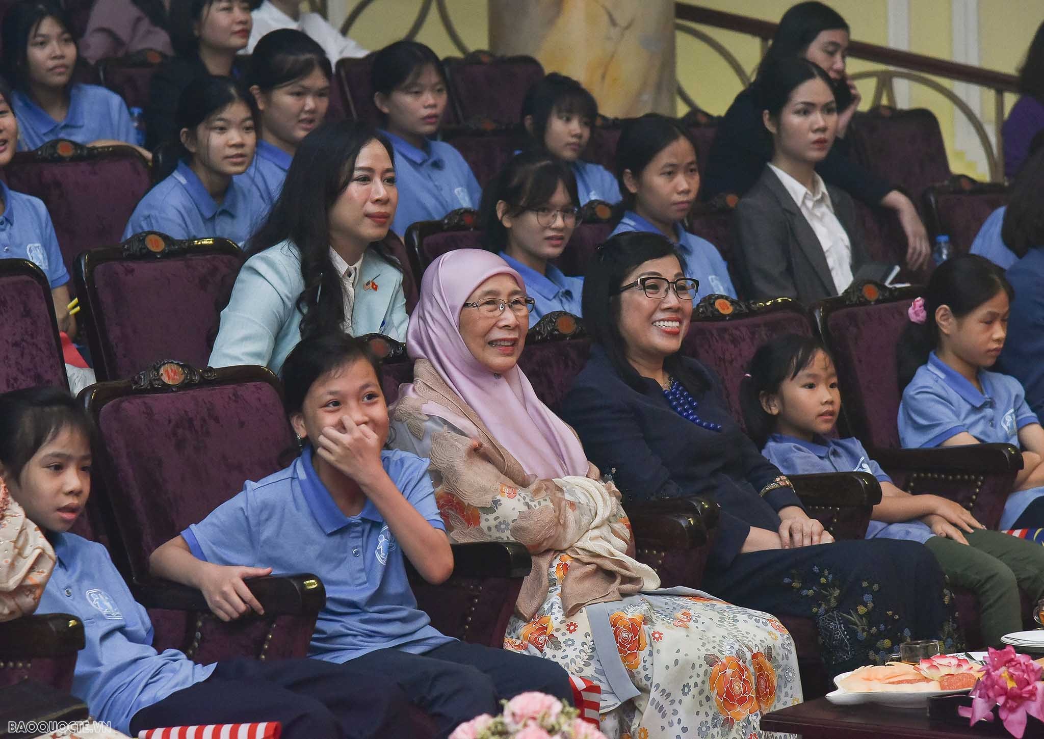 Spouses of Vietnamese, Malaysian PMs enjoy water puppetry in Hanoi