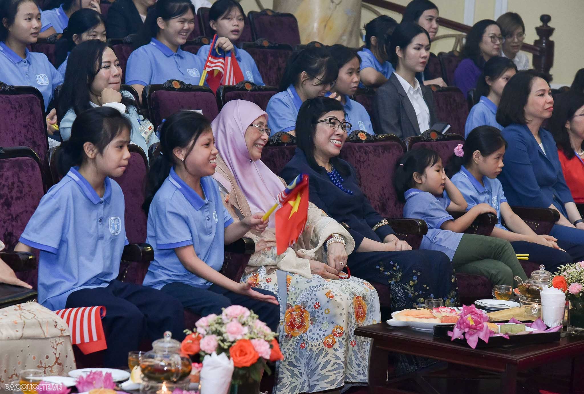 Hai Phu nhân Thủ tướng Việt Nam và Thủ tướng Malaysia cùng thưởng thức nghệ thuật múa rối nước