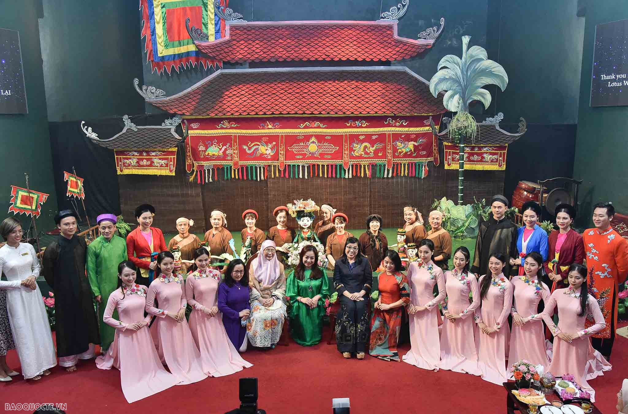 Spouses of Vietnamese, Malaysian PMs enjoy water puppetry in Hanoi