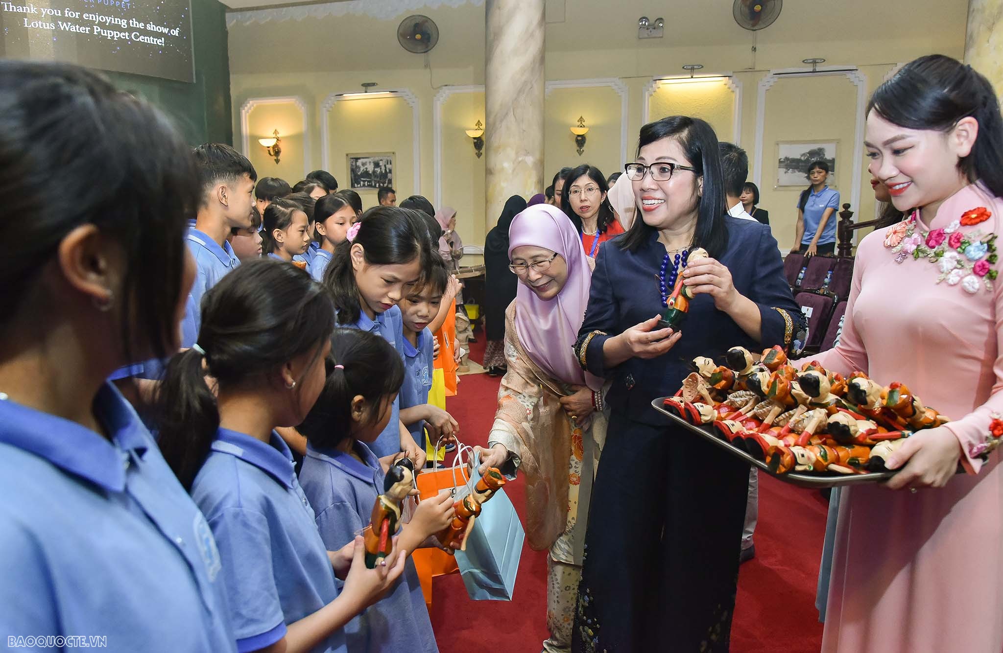 Hai Phu nhân Thủ tướng Việt Nam và Thủ tướng Malaysia cùng thưởng thức nghệ thuật múa rối nước