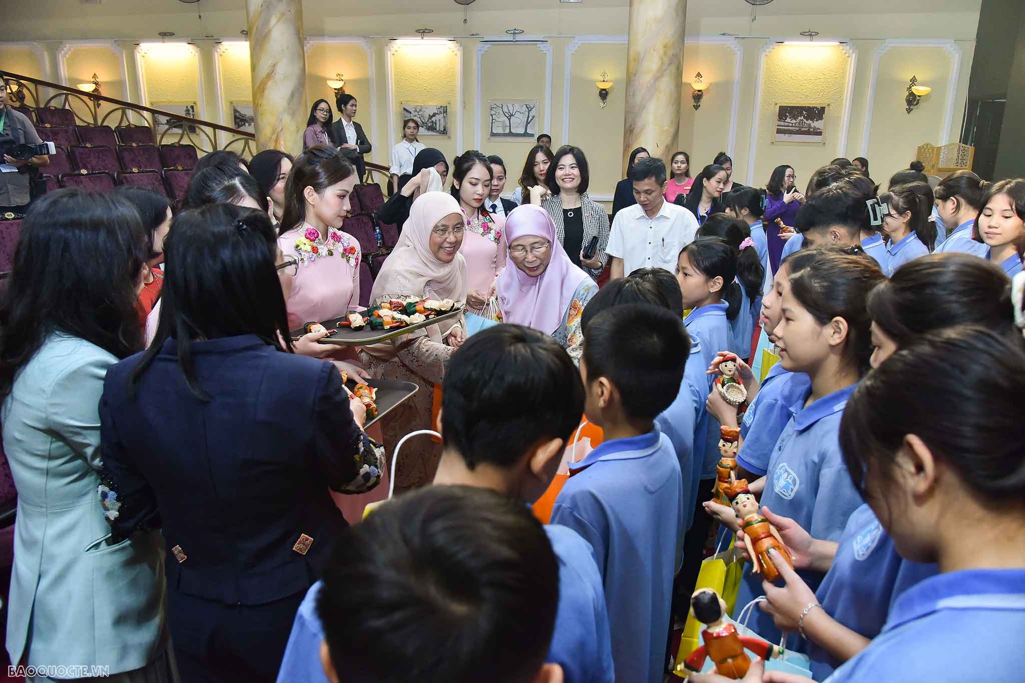 Spouses of Vietnamese, Malaysian PMs enjoy water puppetry in Hanoi