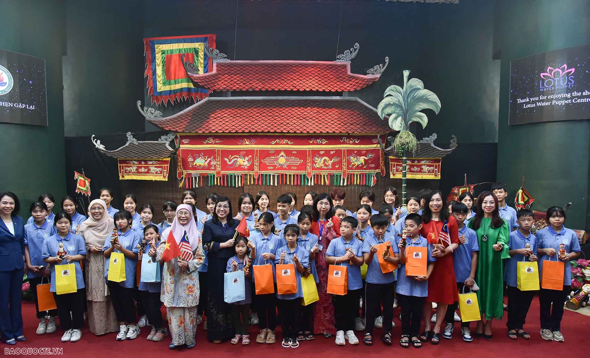 Spouses of Vietnamese, Malaysian PMs enjoy water puppetry in Hanoi