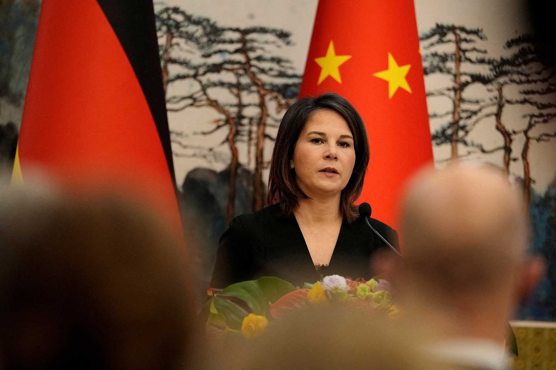 Ngoại trưởng Đức Annalena Baerbock tại họp báo chung với người đồng cấp Trung Quốc Tần Cương tại Bắc Kinh tháng Tư vừa qua. (Nguồn: Reuters)
