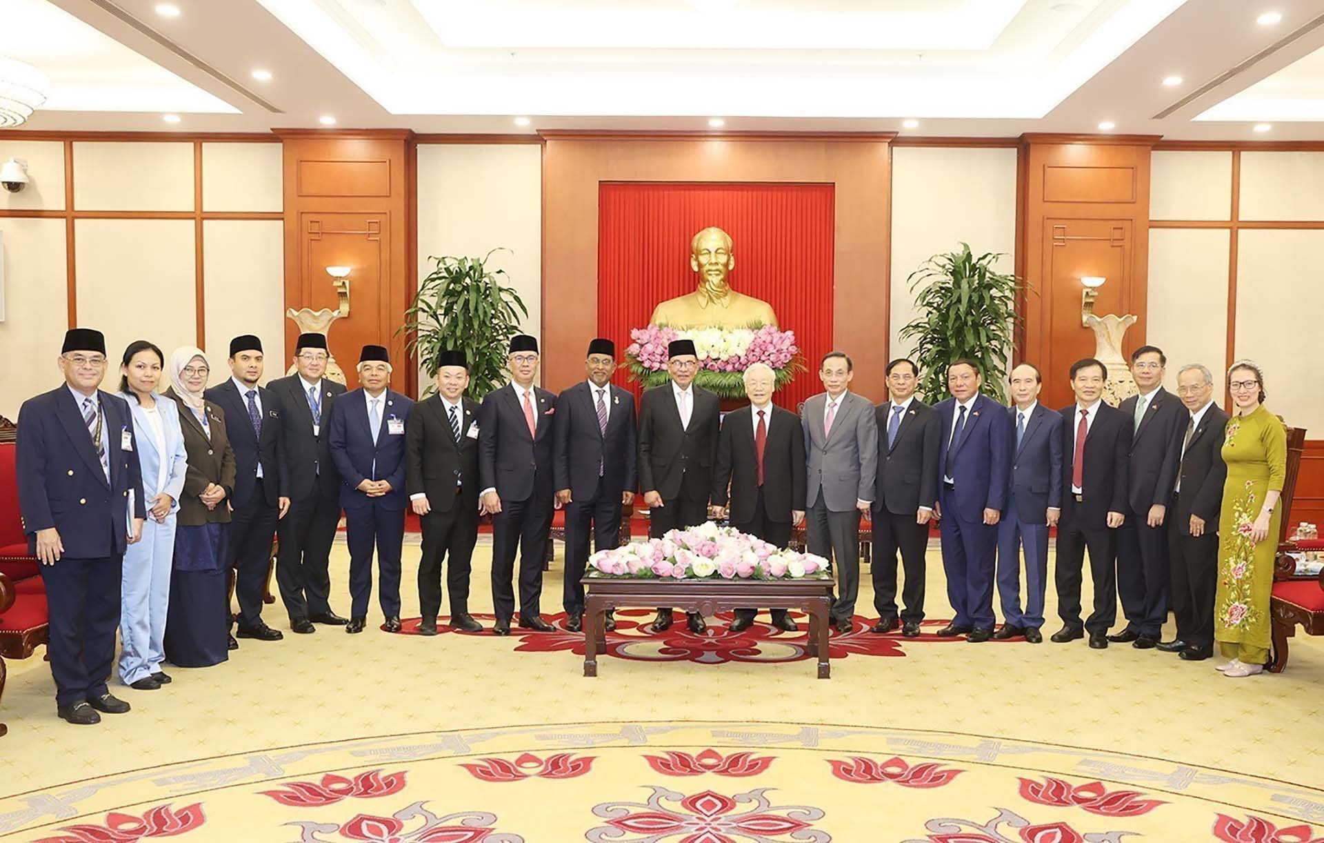 Tổng Bí thư Nguyễn Phú Trọng và Thủ tướng Malaysia Anwar Ibrahim cùng các đại biểu chụp ảnh chung. (Nguồn: TTXVN)