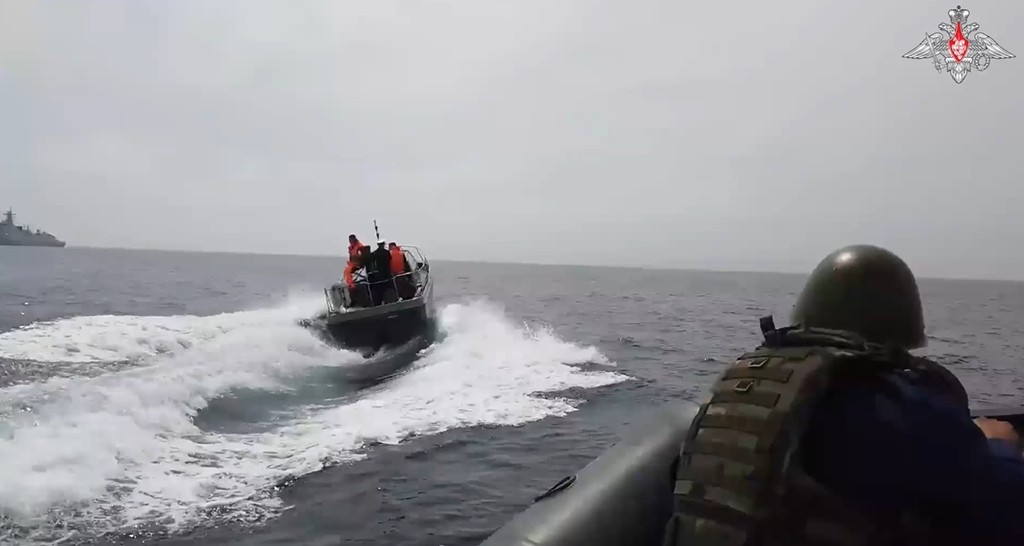 Một số hình ảnh tập trận chung trên biển giữa Nga và Trung Quốc trong clip của Bộ Quốc phòng Nga. (Nguồn: skynews)
