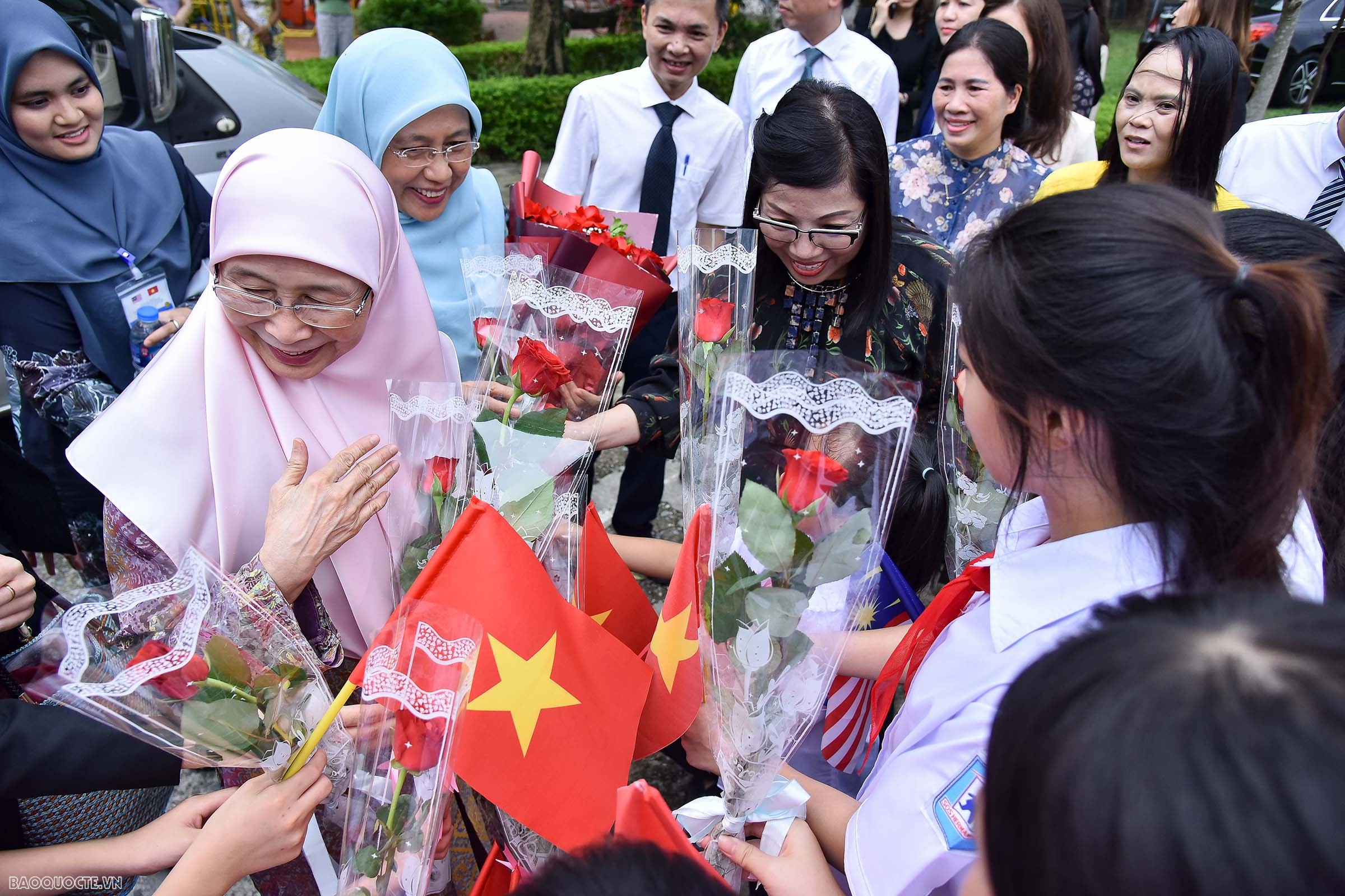 Các em nhỏ Làng trẻ em SOS gấp giấy nghệ thuật Origami tặng Phu nhân Thủ tướng Việt Nam và Malaysia