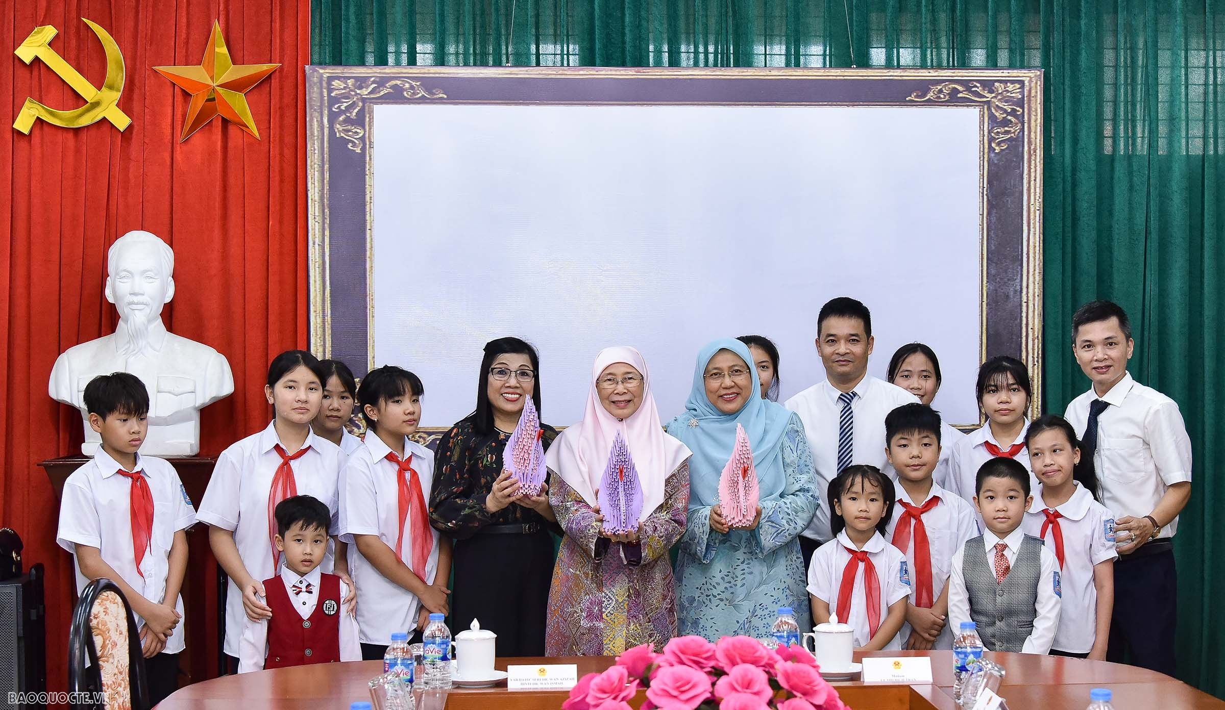 Các em nhỏ Làng trẻ em SOS gấp giấy nghệ thuật Origami tặng Phu nhân Thủ tướng Việt Nam và Malaysia