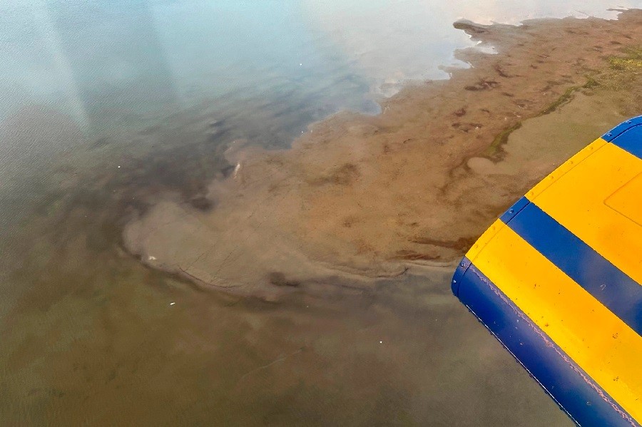 Bức ảnh này do North Slope Borough cung cấp cho thấy cảnh trên không của một hồ nước nông nơi một chiếc trực thăng bị rơi ở North Slope của Alaska gần Utqiagvik, Alaska, Thứ Năm, ngày 20 tháng 6 năm 2023. Đội tìm kiếm và cứu nạn của North Slope Borough trên một chiếc trực thăng đã tìm thấy các mảnh vỡ khớp với mô tả của chiếc trực thăng mất tích, nhưng các quan chức cho biết không tìm thấy hoặc trục vớt được thi thể nào của phi công hoặc ba hành khách. (Nguồn: globalnews.ca)