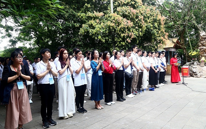 Trại hè Việt Nam 2023: 120 thanh niên kiều bào dâng hương tưởng niệm các Vua Hùng tại Đền Hùng, Phú Thọ