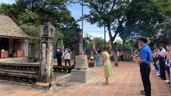 Trại hè Việt Nam 2023: Dâng hương tưởng niệm các bậc tiên đế tại Cố đô Hoa Lư, tỉnh Ninh Bình