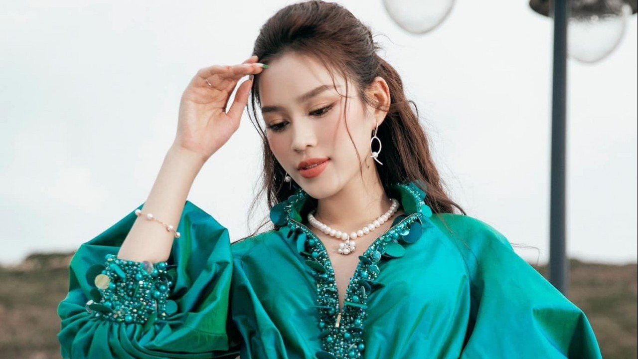 Hoa hậu Đỗ Thị Hà khoe chân dài miên man