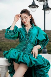 Hoa hậu Đỗ Thị Hà khoe chân dài miên man