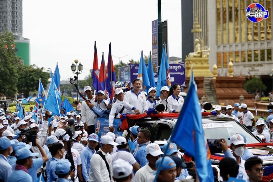 Cuộc tuần hành lớn của Đảng Nhân dân Campuchia trong ngày cuối cùng chiến dịch vận động tranh cử. Ảnh: AKP 